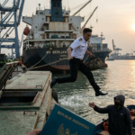 gambar ilustrasi pelaut kabur dari kapal